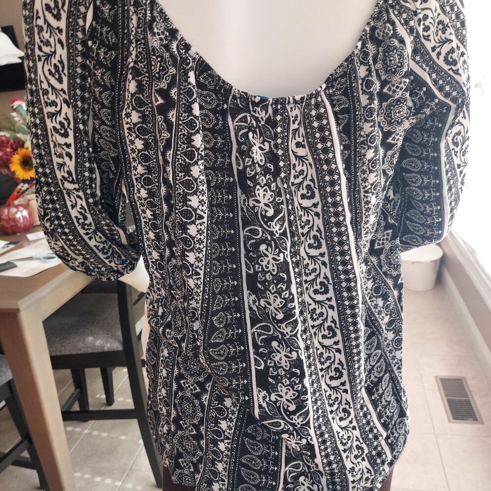 NWOT Buttons blouse - Picture 3 of 4
